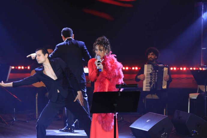 Dilarə 40 dərəcə temperaturla səhnəyə çıxdı – FOTOLAR