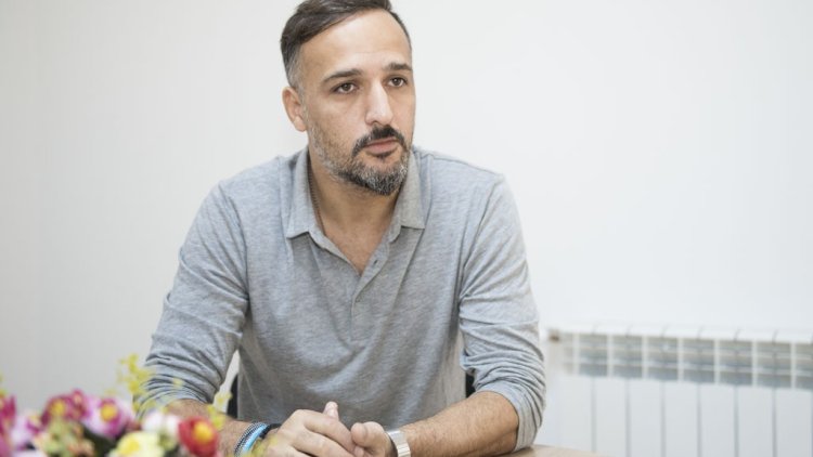 Azər Zahidin avtomobilini təpikləyib cızdılar