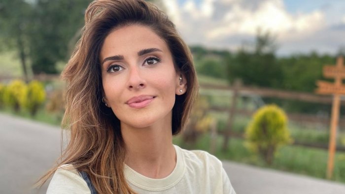 “Millətin şəxsiyyət vəsiqəsi niyə əzik olmalıdır?” – Tənqid etdi