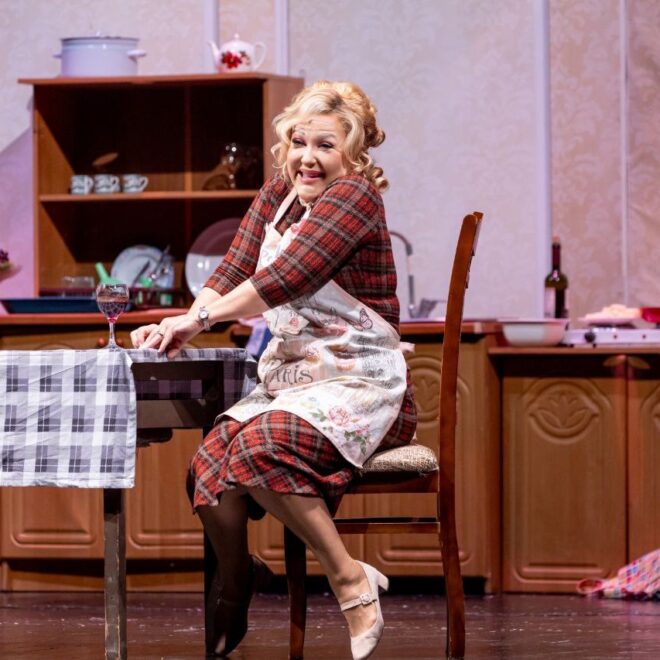 Türkiyənin məşhur aktrisası Bakıda səhnəyə çıxdı – Fotolar