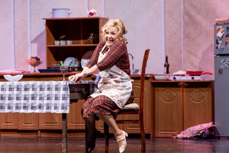 Türkiyənin məşhur aktrisası Bakıda səhnəyə çıxdı – Fotolar