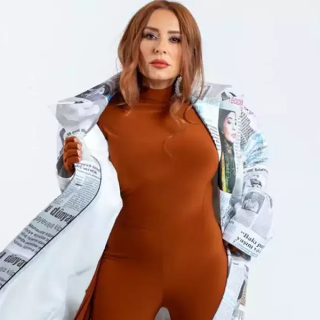 Tünzalə Ağayeva qəzetdən plaş geyindi