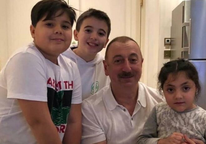 Nəvələri Prezidenti belə təbrik etdilər – Fotolar