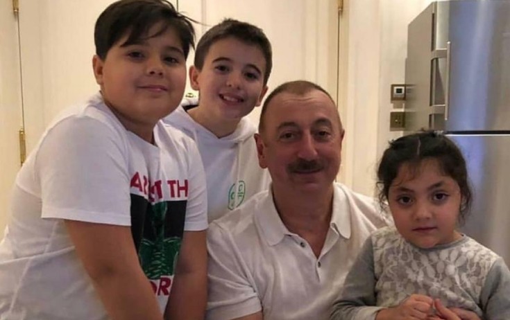 Nəvələri Prezidenti belə təbrik etdilər – Fotolar