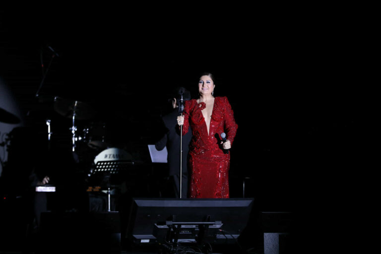 Rəqslər, canlı ifalar, rəngli və coşqu dolu şou – – FOTOLAR