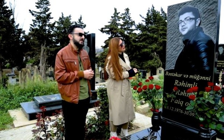 Elnarədən tənqidlərə cavab: “Kimin məzarında çəkilməlidir?