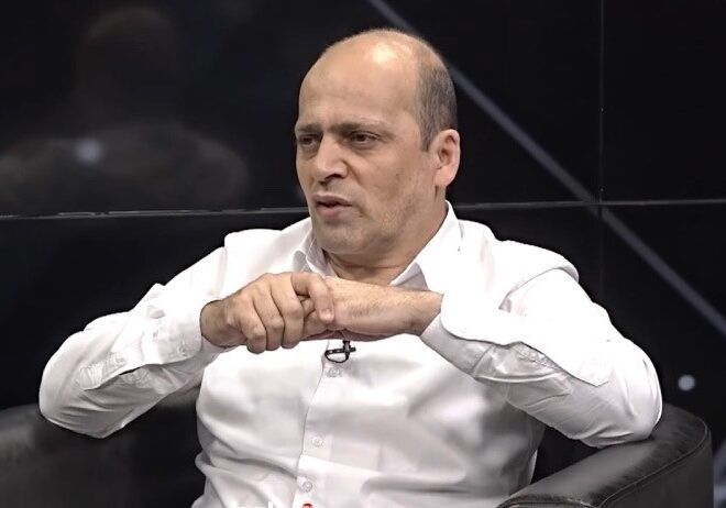 “Pulun var, adamsan, yoxdur, heyvansan”