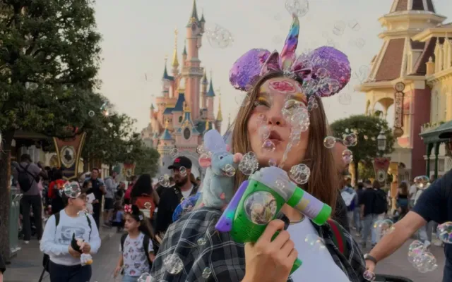 Serenay Sarıkaya Parisdə Disneylandda görüntüləndi