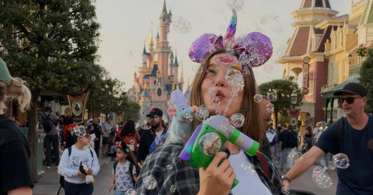 Serenay Sarıkaya Parisdə Disneylandda görüntüləndi