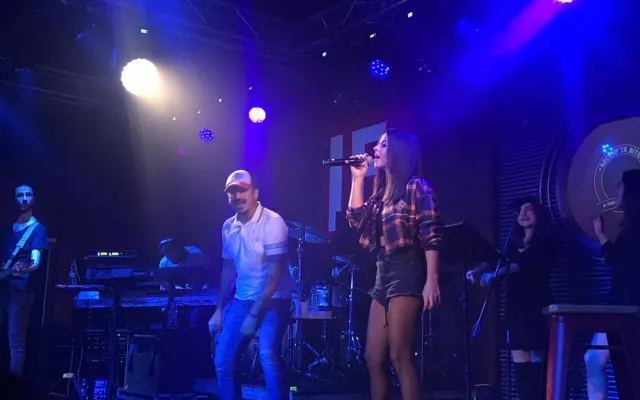 Simge Sağına hər həftə sirli qızılgüllər göndərilir