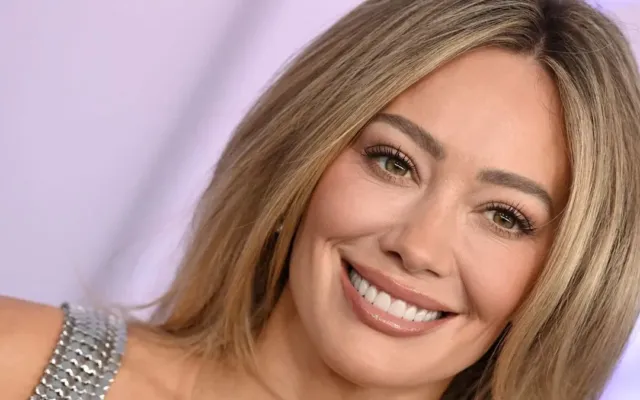 Hilary Duff çimərlik geyimində yeni fotosessiya paylaşdı