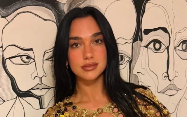 Dua Lipa ailə toyunda qızıl geyimlə heyran etdi