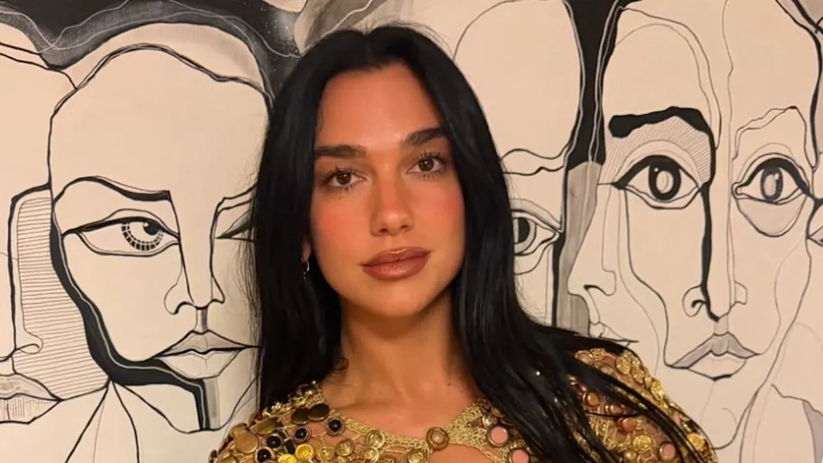 Dua Lipa ailə toyunda qızıl geyimlə heyran etdi