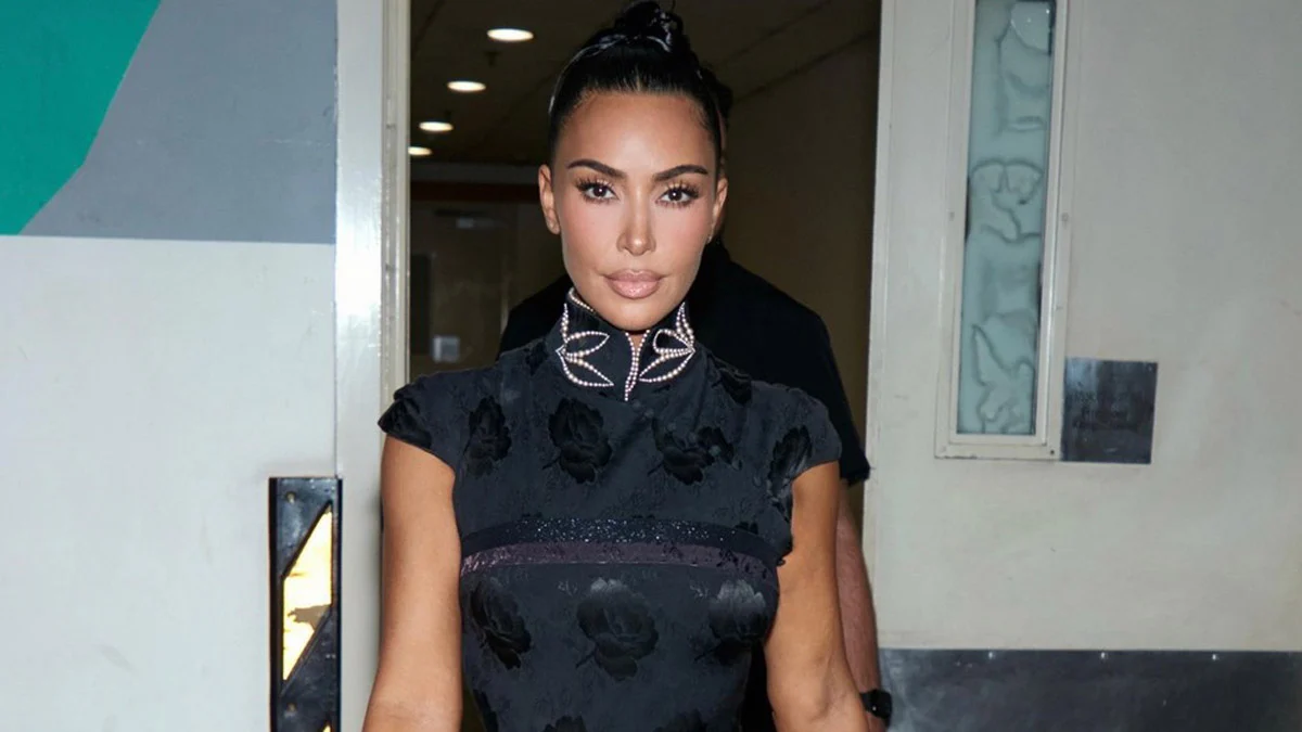 Kim Kardaşyan Çində Dior geyimi ilə diqqət çəkdi
