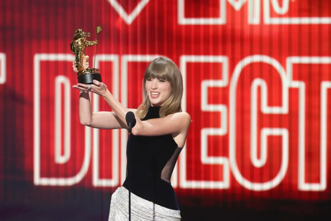 Teylor Svift MTV VMAs 2026-da parlaq libasla diqqət çəkdi
