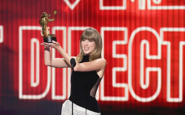 Teylor Svift MTV VMAs 2026-da parlaq libasla diqqət çəkdi