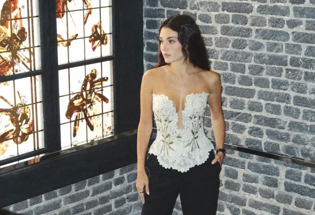Hande Erçel Paris Moda Həftəsində zərif tərzi ilə diqqət çəkdi