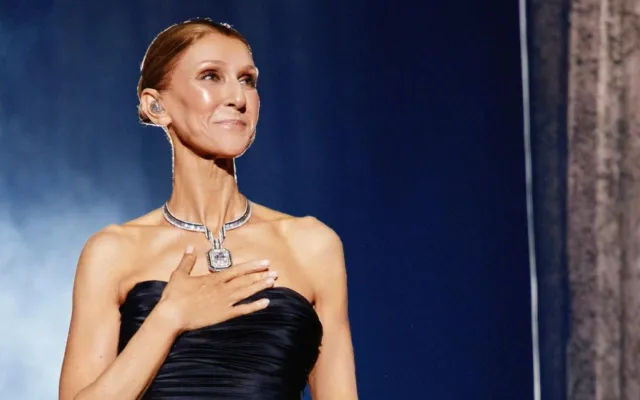 Selin Dion səhnədə yıxıldı - Müğənni konsertə davam etdi