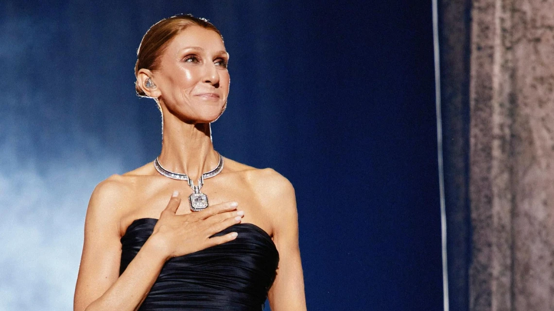 Selin Dion səhnədə yıxıldı - Müğənni konsertə davam etdi