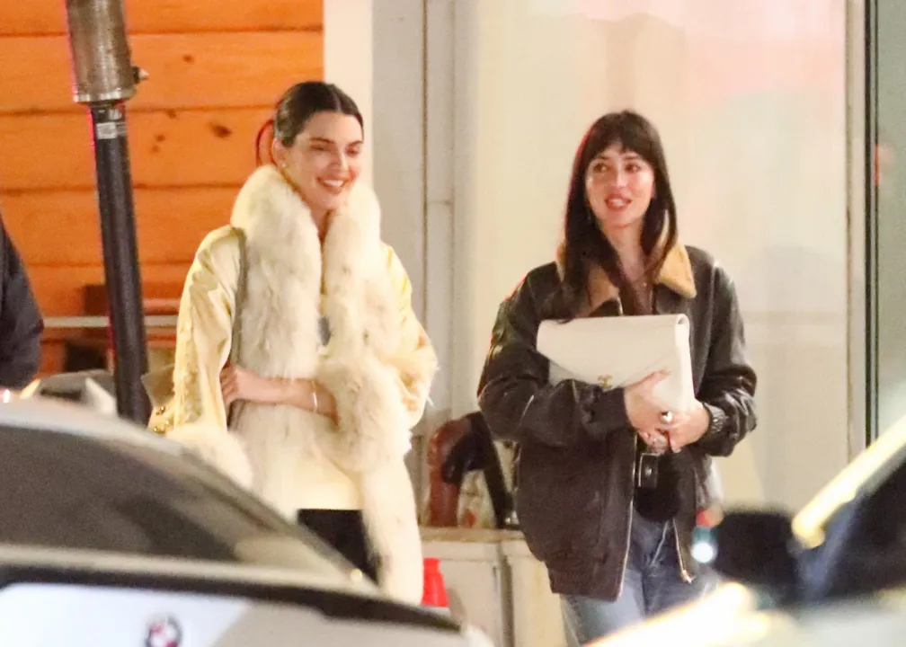 Kendall Cenner və Dakota Conson axşam yeməyində görüntüləndi