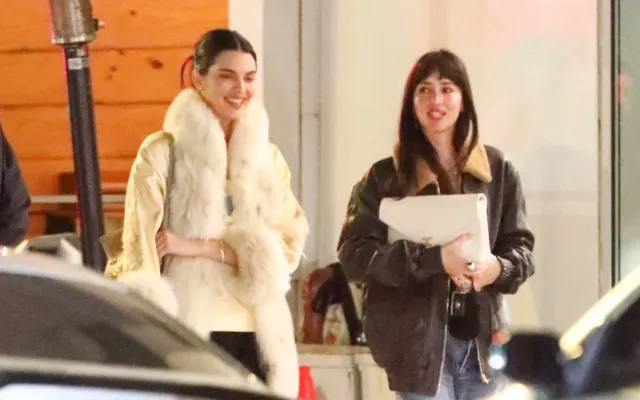 Kendall Cenner və Dakota Conson axşam yeməyində görüntüləndi