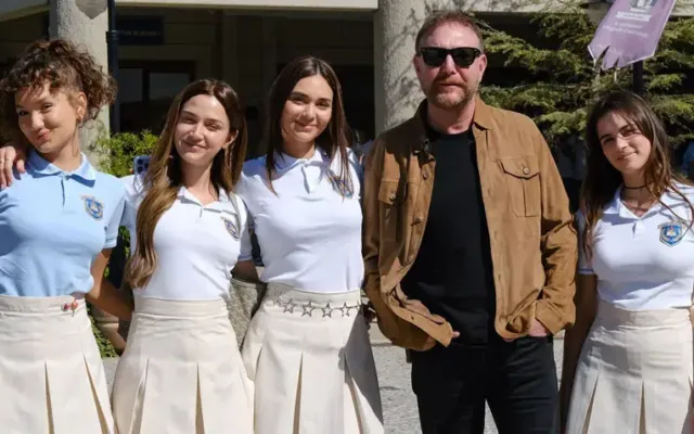 Emre Kabakuşak gənc aktyorlarla fotosunu paylaşdı