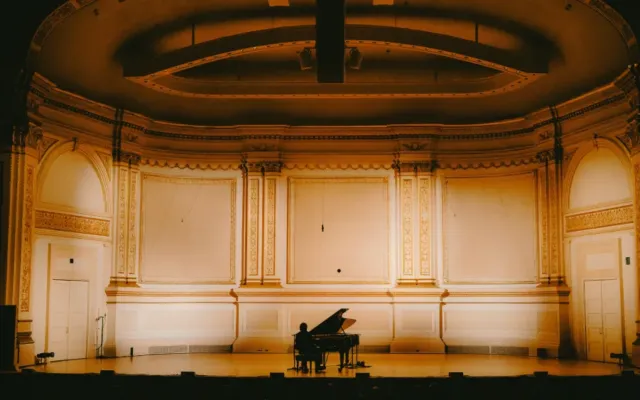 Cameron Winter Carnegie Hall-da solo konsert filmi ilə heyran etdi