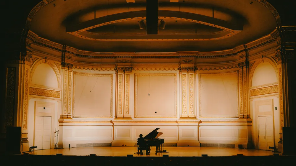 Cameron Winter Carnegie Hall-da solo konsert filmi ilə heyran etdi