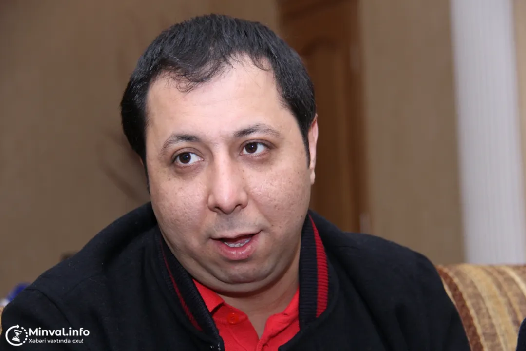 Molla Elməddin Cəfərovu görüb gülməyə başladı