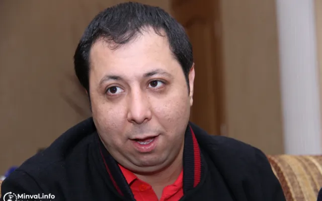 Molla Elməddin Cəfərovu görüb gülməyə başladı