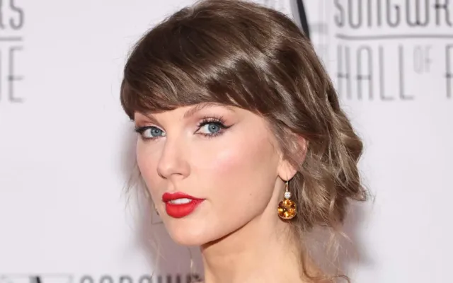 Teylor Svift Akademiya Muzeyi qalasında çıxış etdi