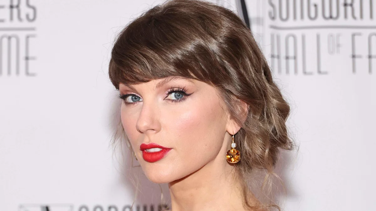 Teylor Svift Akademiya Muzeyi qalasında çıxış etdi