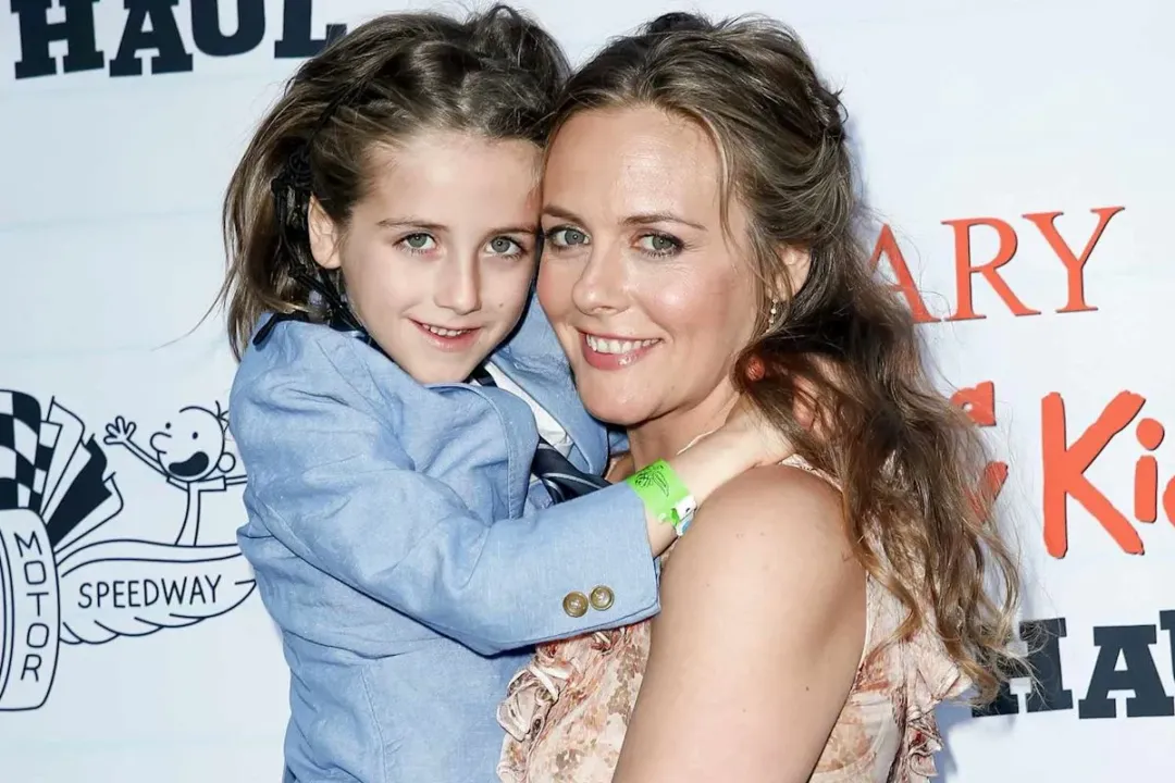 Alicia Silverstone 50 yaşını qeyd edir - Oğluyla ən gözəl anları