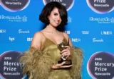 Raye Mercury Prize mərasimində cəsarətli geyimi ilə diqqət çəkdi