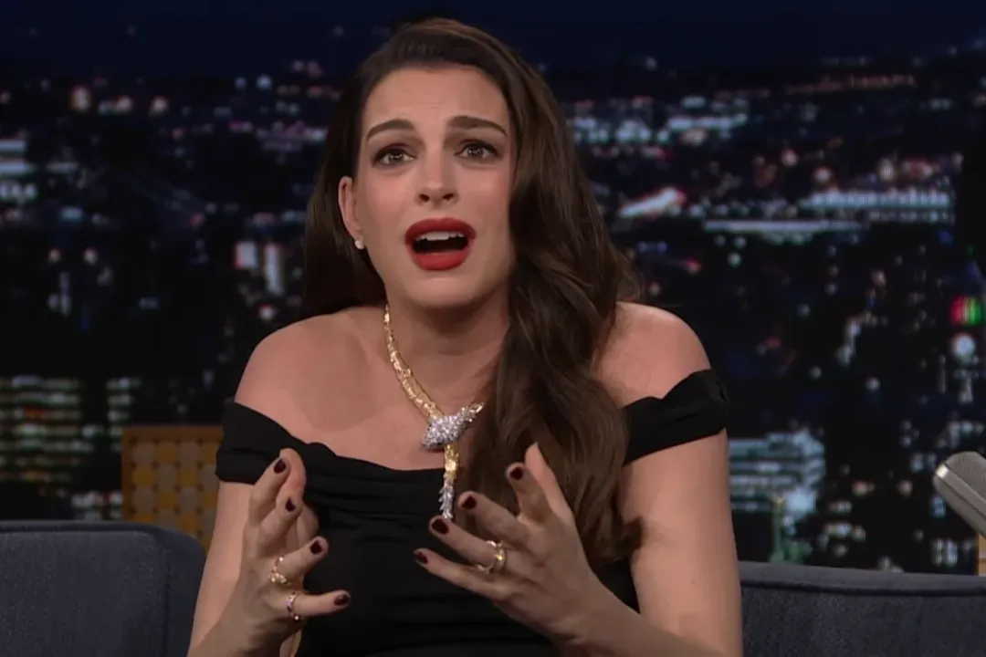 Anne Hathaway qırmızı xalça hadisəsinə görə üzr istəyib
