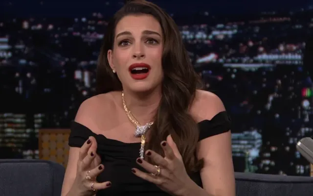 Anne Hathaway qırmızı xalça hadisəsinə görə üzr istəyib
