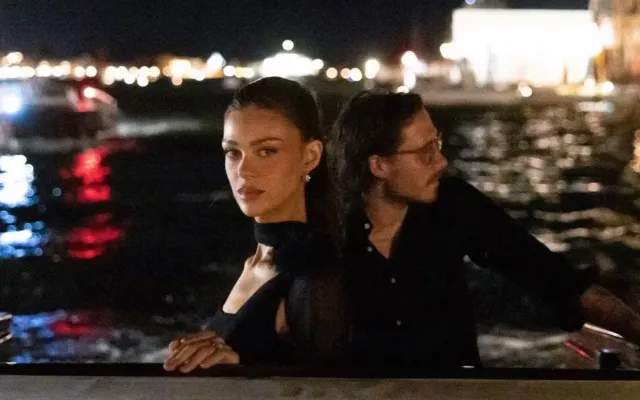 Nikola Peltz və Bruklin Bekhem Parisdə romantik anlar yaşadı