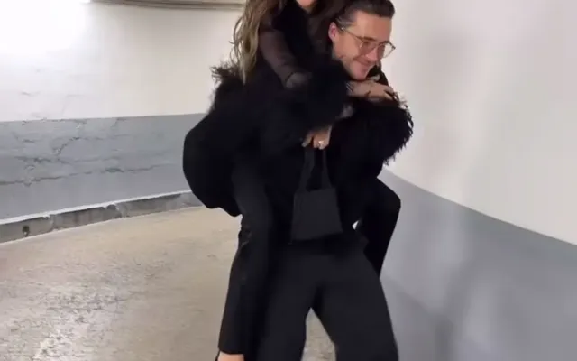 Nikola Peltz Bruklin Bekhemin çiynində gəzişdi
