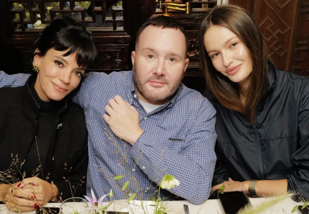Lili Allen və Kim Cons londonda Kristina Romanovanın tədbirində