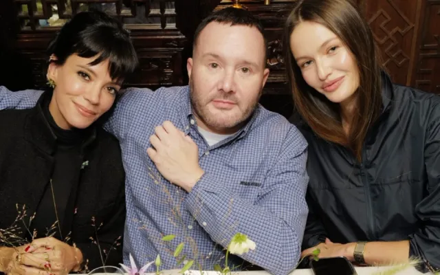 Lili Allen və Kim Cons londonda Kristina Romanovanın tədbirində