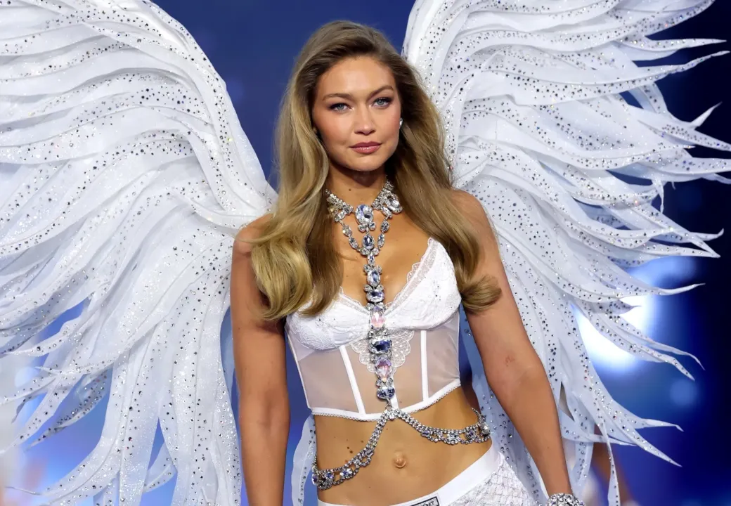 İrina Şeyk və Adriana Lima Victoria's Secret podiumunda