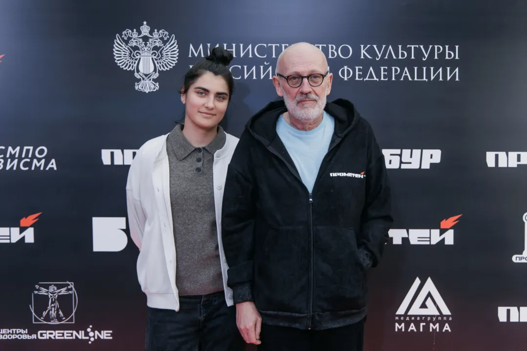 Aleksandr Qordon 24 yaşlı həyat yoldaşı ilə tədbirdə göründü