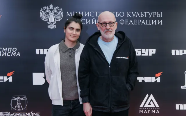 Aleksandr Qordon 24 yaşlı həyat yoldaşı ilə tədbirdə göründü